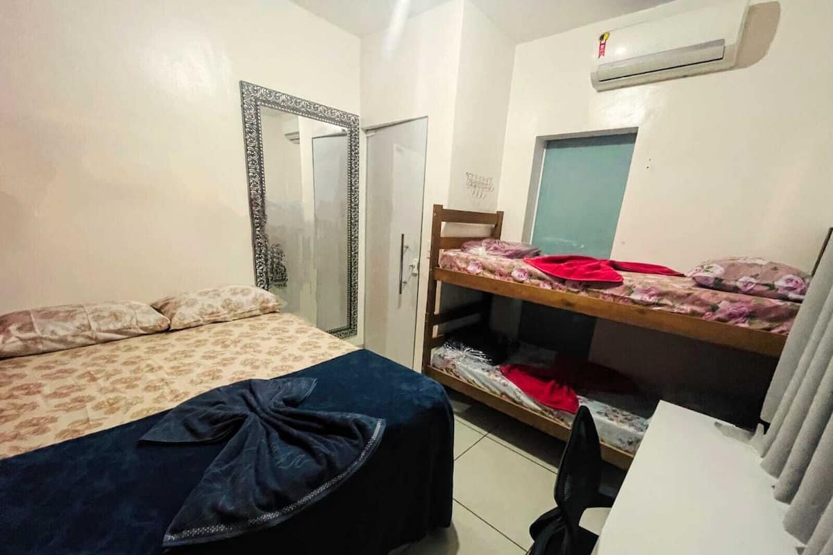 Habitació quàdruple econòmica, dormitori mixt | 1 dormitori, espai de treball apte per a portàtils i cortines opaques