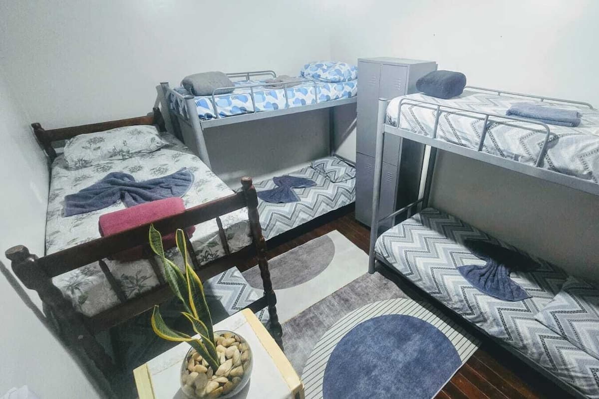 1 dormitori, espai de treball apte per a portàtils i cortines opaques