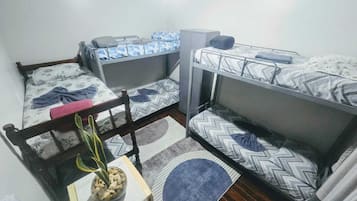 Cortinas opacas, wifi gratis, ropa de cama
