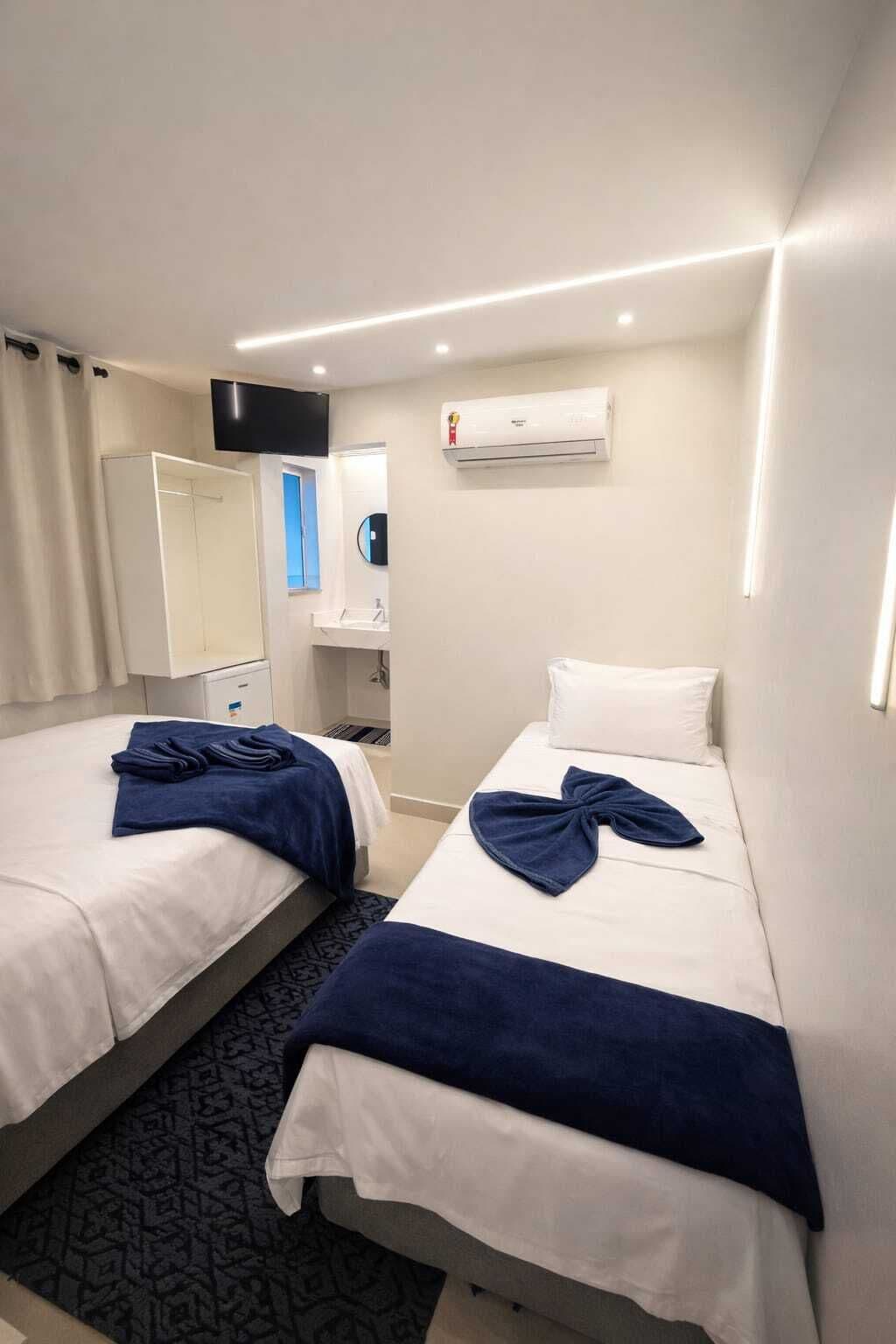 Quarto triplo econômico, banheiro privativo | Roupas de cama premium, cortinas blackout, Wi-Fi de cortesia