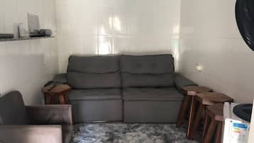 Dormitorio compartido tradicional, varias camas | Área de sala de estar | Smart TV de 32 pulgadas con canales digitales