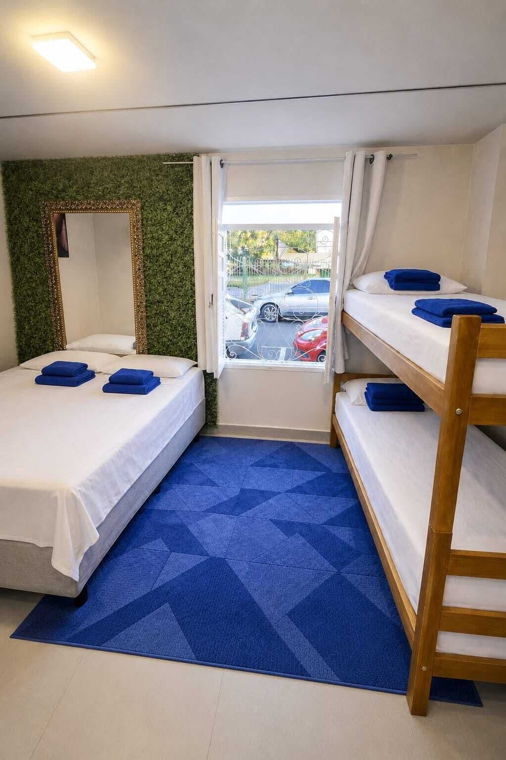 Suíte econômica, para não fumantes, ar-condicionado | Roupas de cama premium, cortinas blackout, Wi-Fi de cortesia