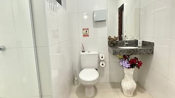 Dormitorio compartido | Baño | Regadera, regadera tipo lluvia, toallas, jabón