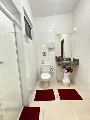 Dormitorio compartido | Baño | Ducha, cabezal de ducha tipo lluvia, toallas y jabón