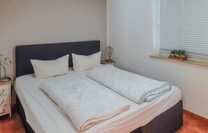 3 bedrooms, bed sheets
