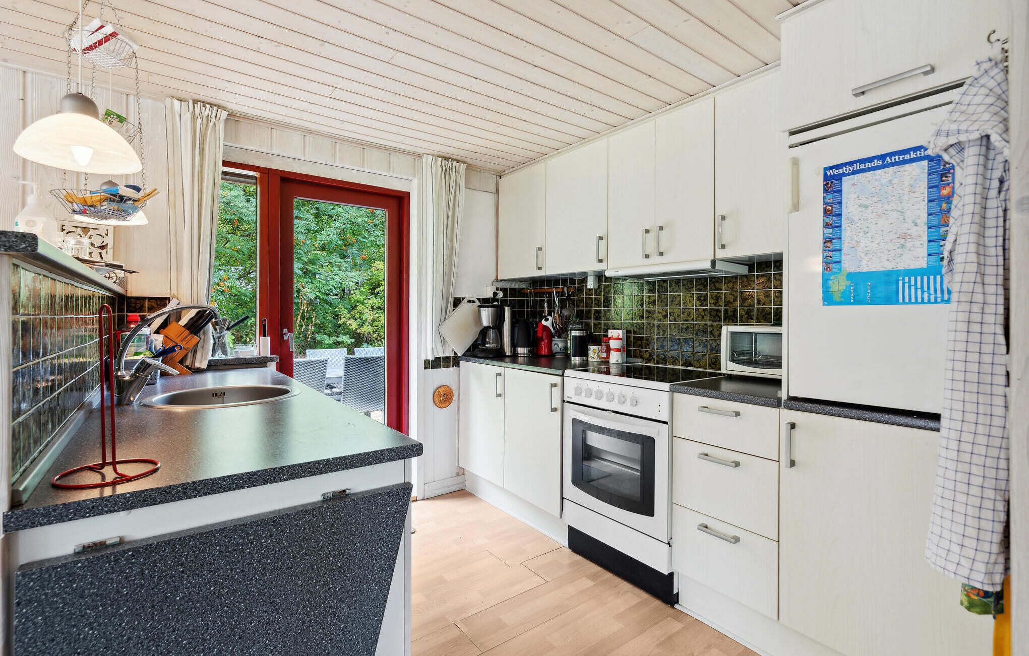 Réfrigérateur, plaque de cuisson, lave-vaisselle, cafetière/bouilloire