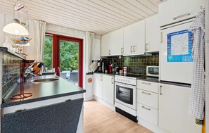 Frigorífico, placa de cocina, lavavajillas y cafetera o tetera