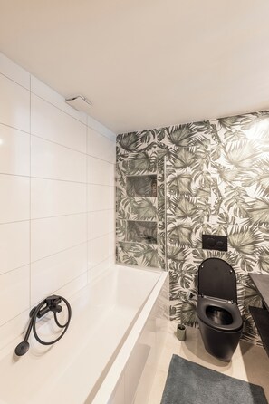 Secadora de cabello, toallas, jabón, papel de baño 