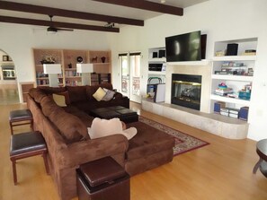 Fernseher, Kamin, Bücher, Stereoanlage