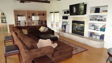 Télévision, cheminée, livres, chaßne hi-fi