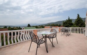 Outdoor dining - Gorgeous apartment in Gornji Karin (Gornji Karin)