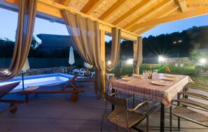 Outdoor dining - Nice home in Tijarica (Tijarica)