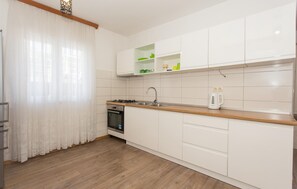 Fridge, oven, stovetop, coffee/tea maker