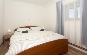 3 bedrooms, travel cot, free WiFi, bed sheets