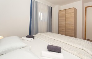 3 bedrooms, travel cot, free WiFi, bed sheets