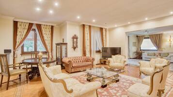 TV, caminetto, tavolo da ping pong