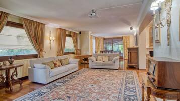 TV, caminetto, tavolo da ping pong