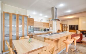 Jääkaappi, liesi, astianpesukone