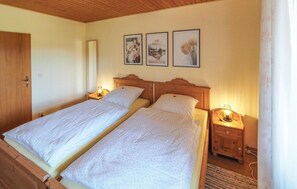 2 bedrooms, iron/ironing board, travel cot, free WiFi