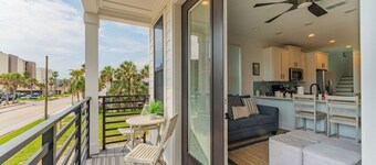Beachside Home: 3 En Suites, Views, Bikes, Firepit