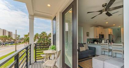 Beachside Home: 3 En Suites, Views, Bikes, Firepit