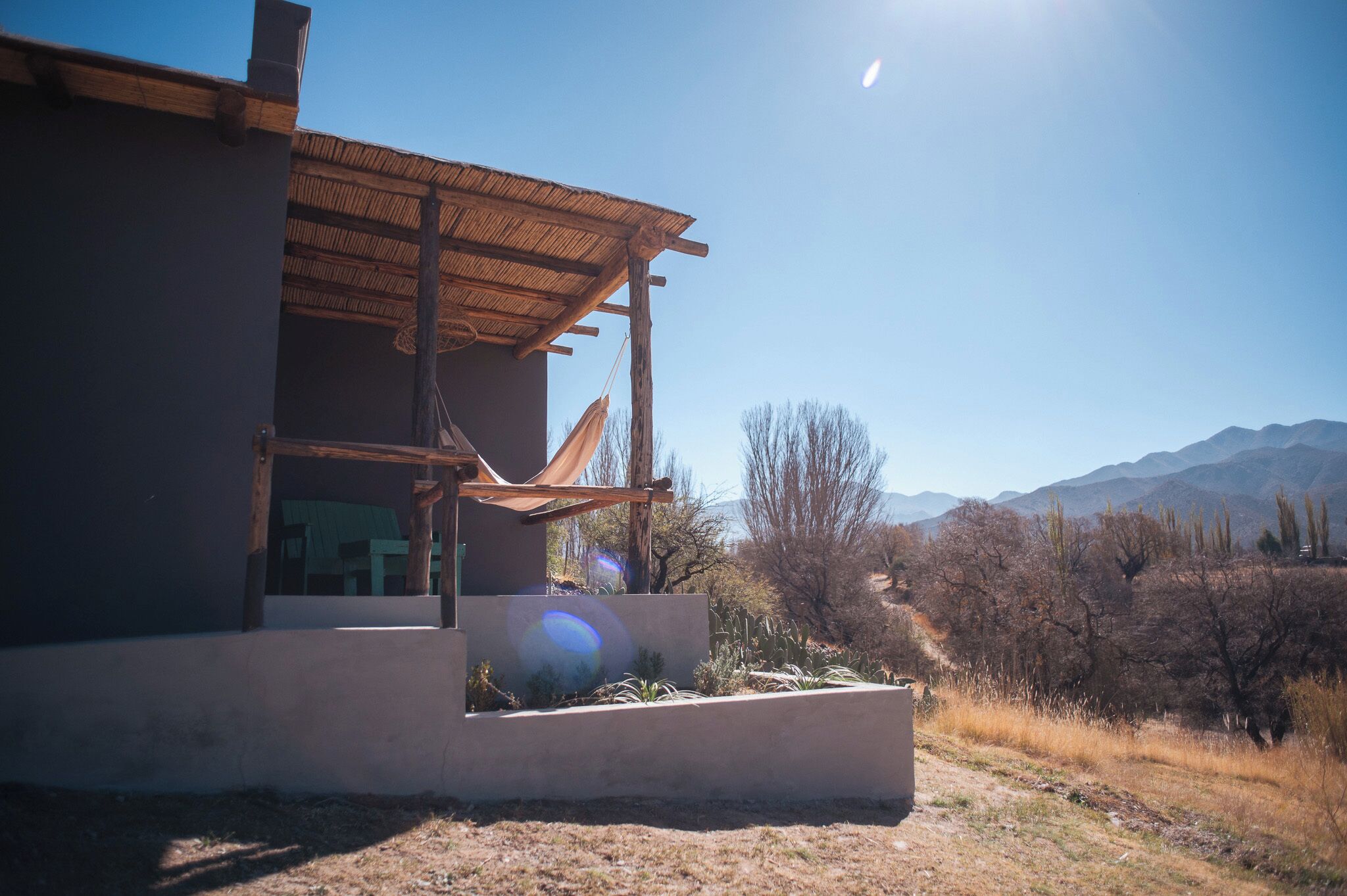 Decoración personalizada y espacio para trabajar con laptop 