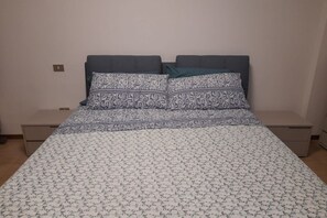 1 bedroom, bed sheets