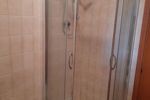 Shower, bidet, towels - SE023 - Senigallia, delightful one bedroom apartment with small terrace (Senigallia)