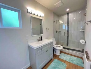 Shower, hair dryer, towels, soap - Modern studio in MarysVille – A Forest Haven (Marysville)