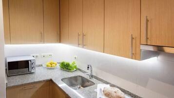 Een koelkast, een magnetron, een oven, een kookplaat