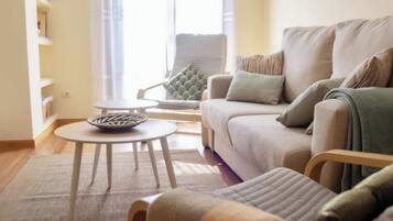 Een smart-tv en boeken