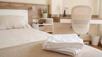 2 slaapkamers, een bureau, een strijkplank/strijkijzer, gratis wifi