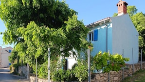 A small, single-story building with a blue facade and a red-tiled roof. - Nice home in Koromacno (Koromacno)