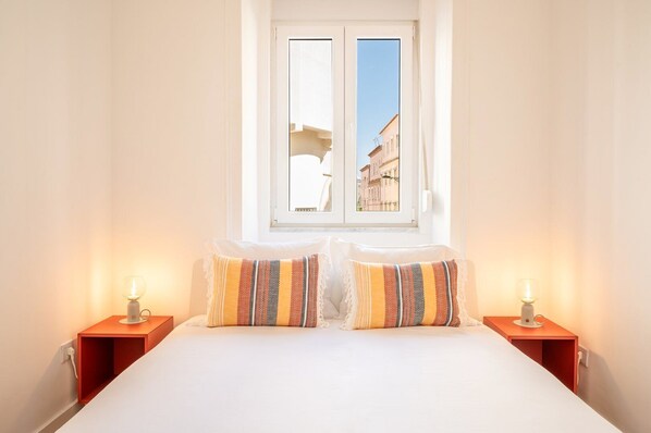2 bedrooms, iron/ironing board, internet, bed sheets