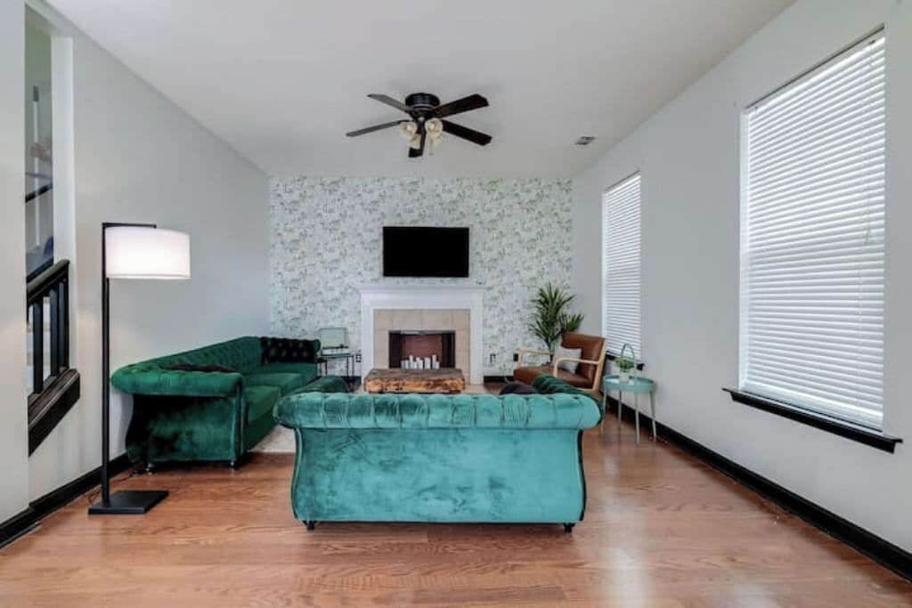 Een smart-tv, een open haard en boeken