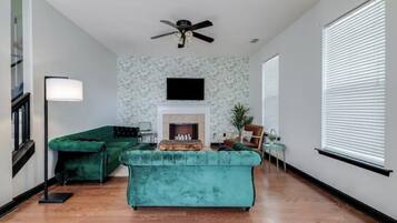 Een smart-tv, een open haard en boeken