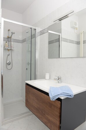 Hair dryer, towels, soap, toilet paper - La Verbena near Vittoriale, pool view, 10-minute walk to lakefront (Gardone Riviera)