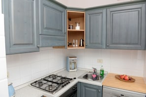 Réfrigérateur, un four, surface de cuisson, lave-vaisselle