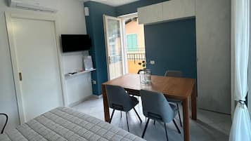 1 slaapkamer, een strijkplank/strijkijzer, reisbedje, gratis wifi