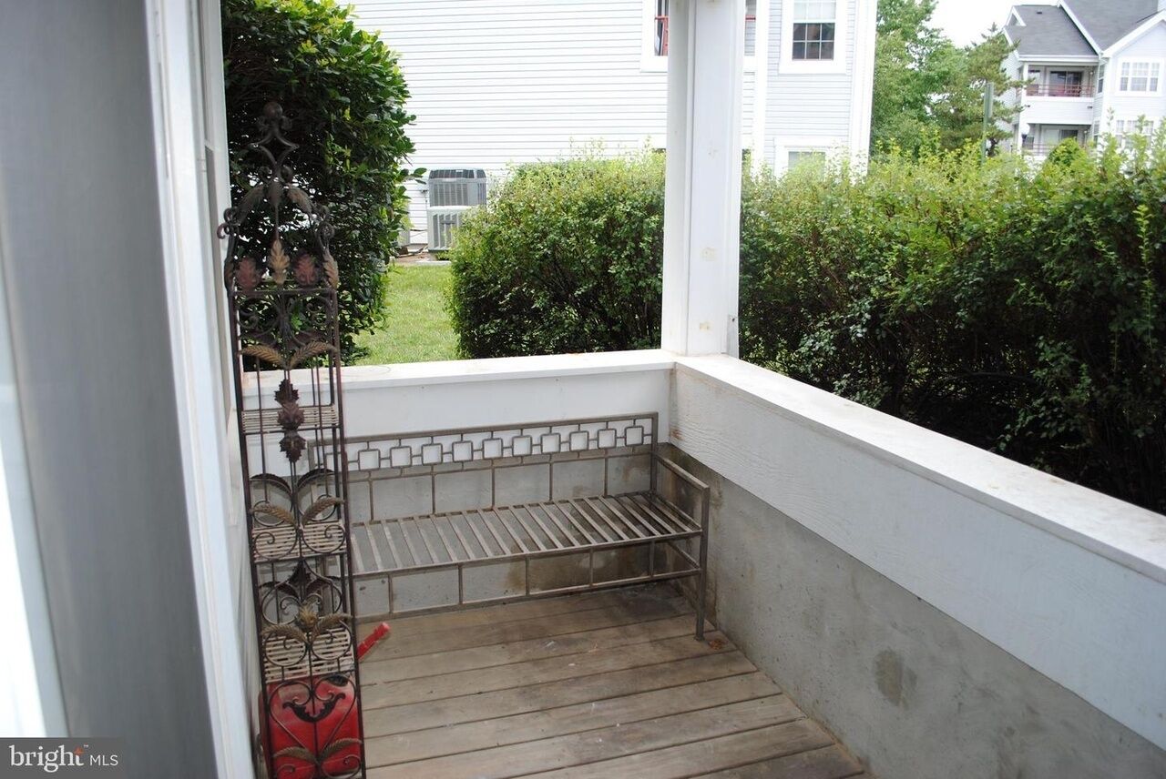 Lovely 2 bed/1bath corner unit with a private balcony.