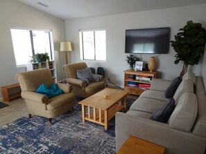 TV, books, offices - Thoughtful and modern comforts on a peaceful ranch (Cornville)