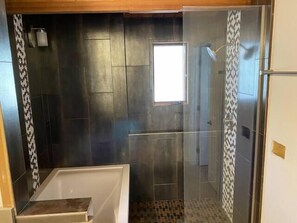 Badewanne, Haartrockner, Handtücher