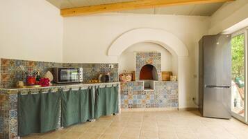 Frigorifero, piano cottura, lavastoviglie, macchina per tè/caffè