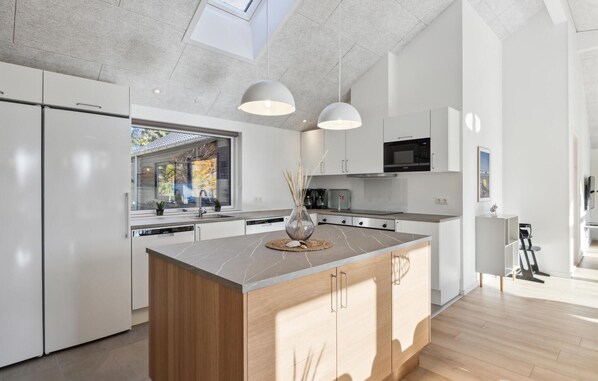 Fridge, stovetop, dishwasher, coffee/tea maker - Stunning home in Krakow am See (Krakow am See)