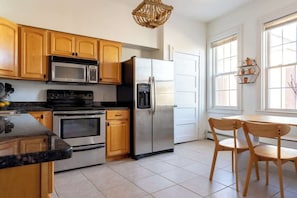 Frigorífico, microondas, horno y placa de cocina