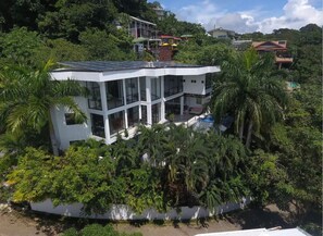 Front of property - Casa con espectacular vista al mar  (Quepos)