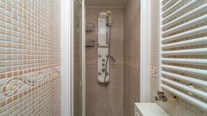 Regadera, secadora de cabello, toallas 