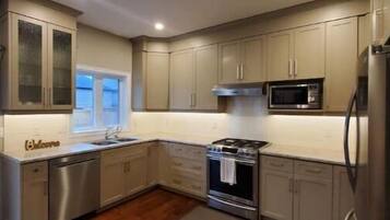 Køleskab, mikrobølgeovn, ovn, kogeplade