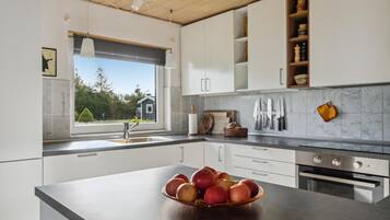 Køleskab, kogeplade, opvaskemaskine, kaffe-/temaskine