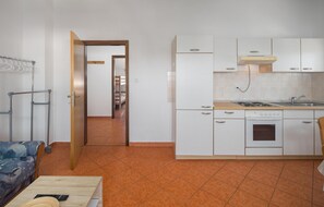 Fridge, oven, stovetop, coffee/tea maker